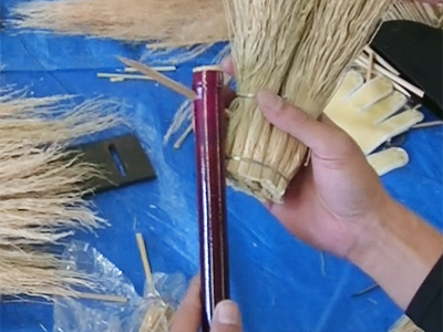 この束を数個並べ、竹串を刺して柄に固定します。